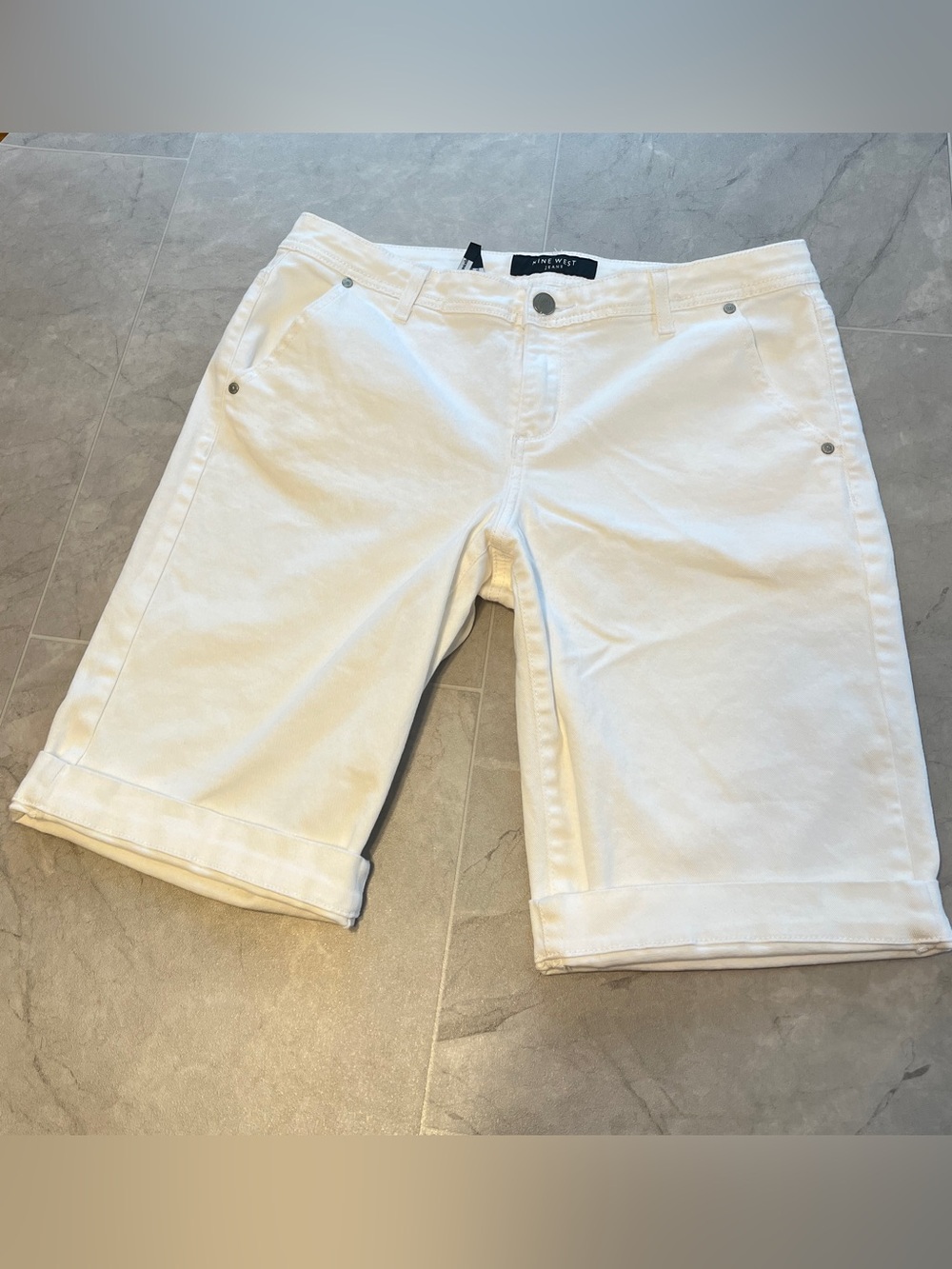 Nine West jeans White Bermuda Shorts size 12/30 women Cotton Blend zip Pockets